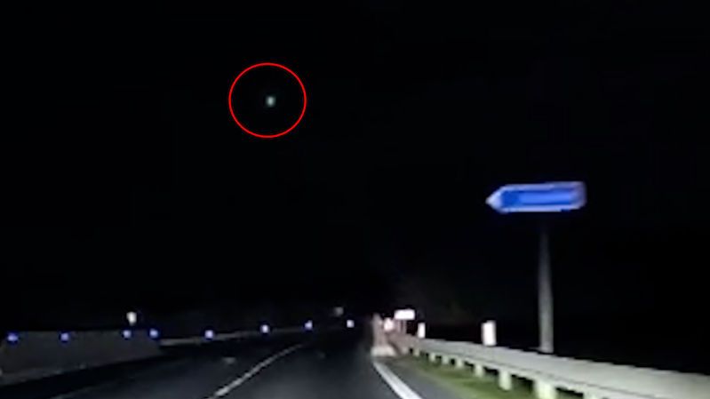 Noční oblohou nad Českem prosvištěl jasný bolid, řidič ho natočil